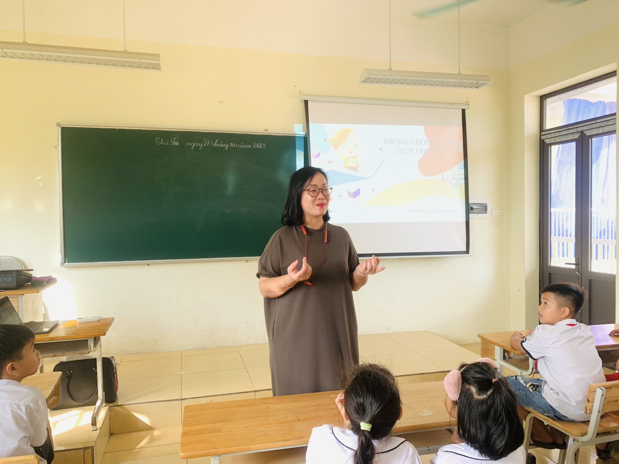 TUYÊN TRUYỀN PHÒNG BỆNH GIUN VÀ CHO HỌC SINH UỐNG THUỐC TẨY GIUN