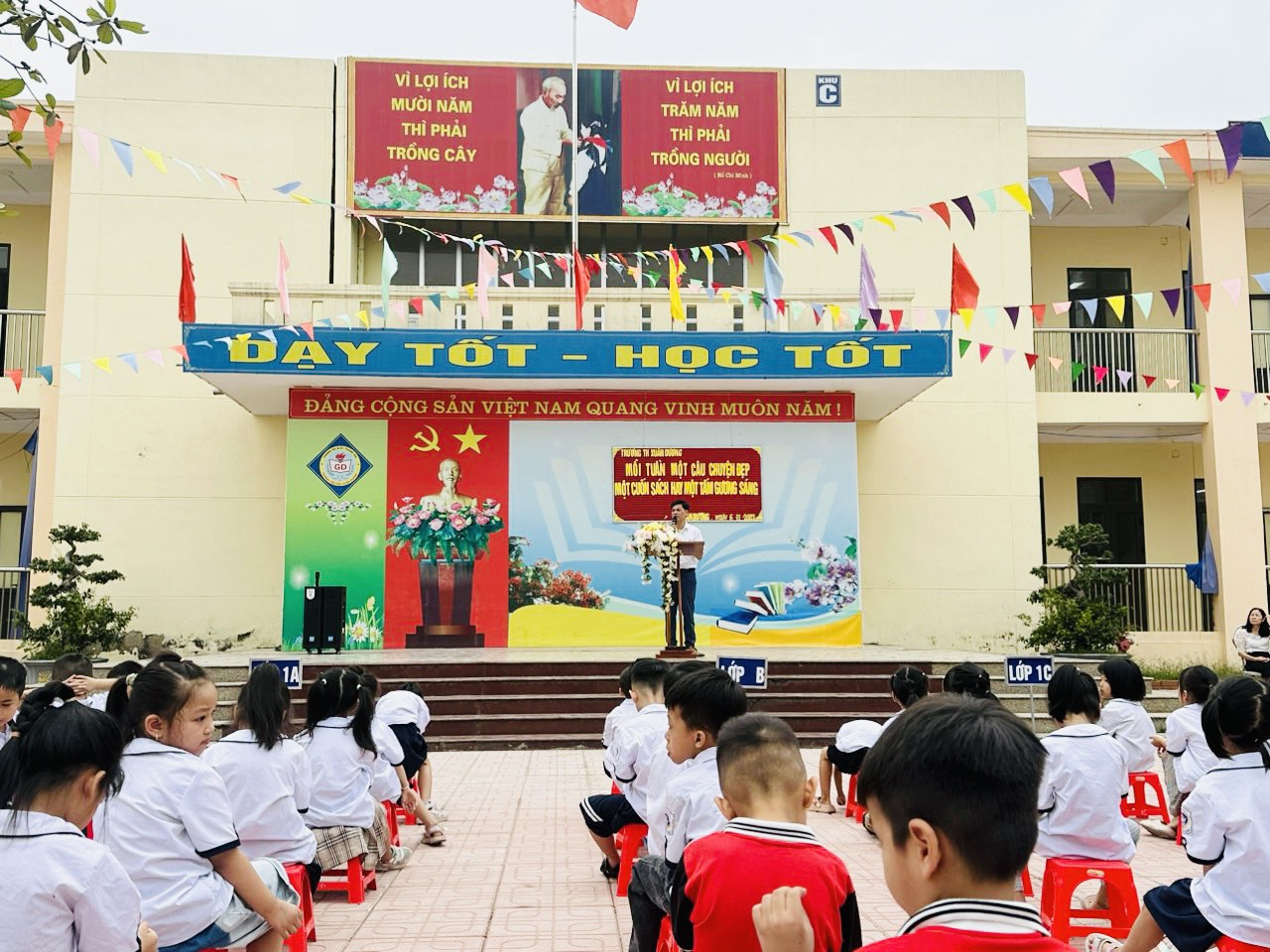 SINH HOẠT DƯỚI CỜ VỚI CHỦ ĐIỂM: MỖI TUẦN MỘT CÂU CHUYỆN ĐẸP, MỘT CUỐN SÁCH HAY, MỘT TẤM GƯƠNG SÁNG