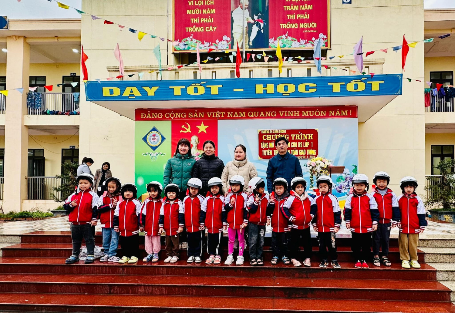 CHƯƠNG TRÌNH TẶNG MŨ BẢO HIỂM CHO HỌC SINH LỚP 1 NĂM HỌC 2023 - 2024