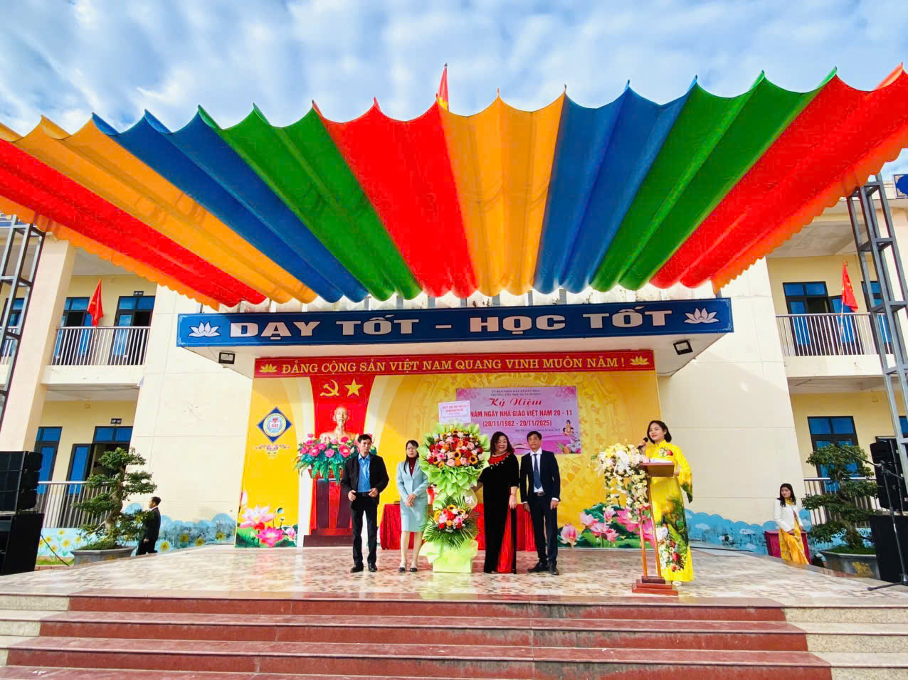 TRƯỜNG TIỂU HỌC XUÂN DƯƠNG - TƯNG BỪNG LỄ KỶ NIỆM NGÀY NHÀ GIÁO VIỆT NAM 20/11