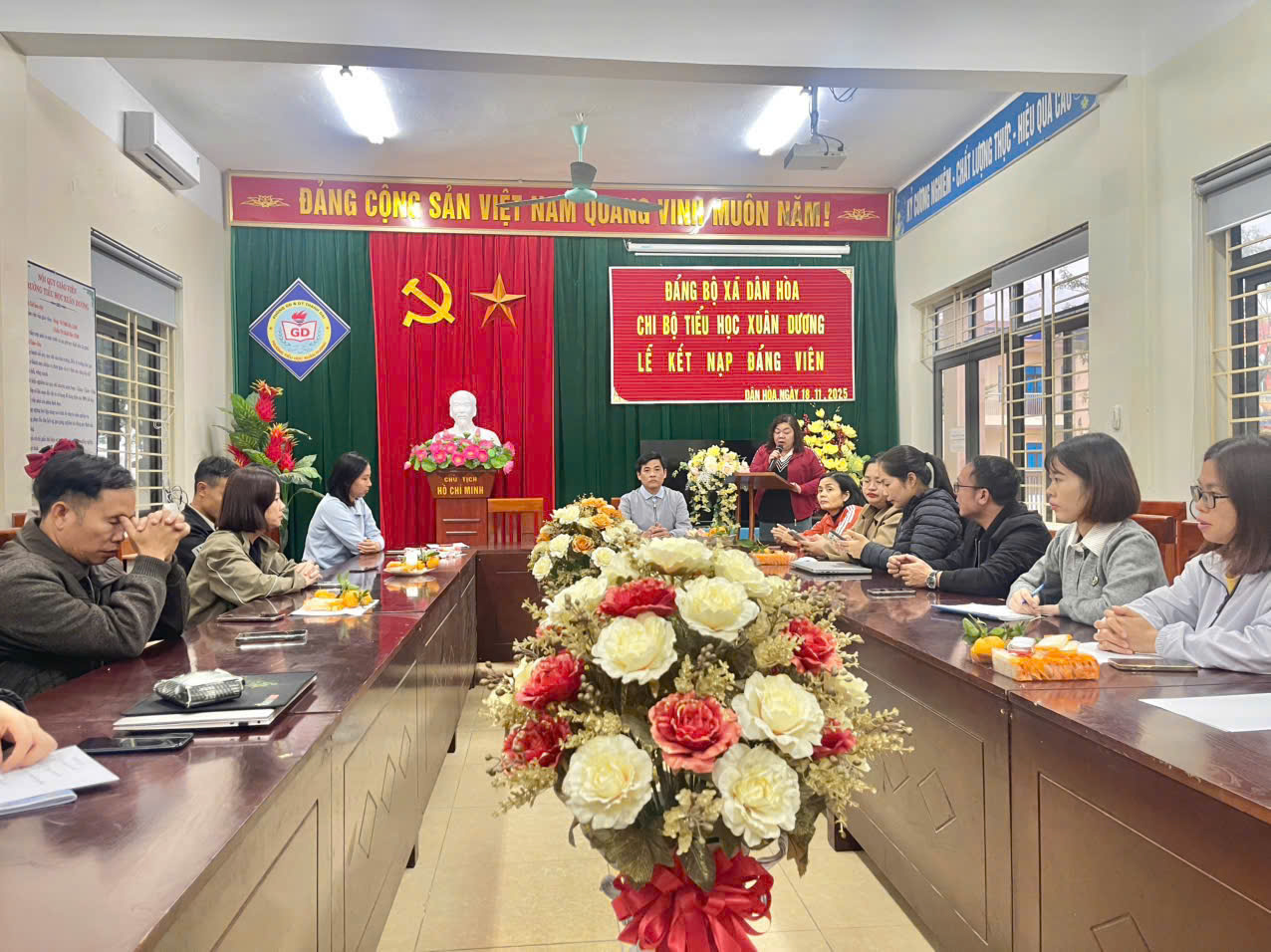 CHI BỘ TRƯỜNG TH XUÂN DƯƠNG TỔ CHỨC LỄ KẾT NẠP ĐẢNG VIÊN MỚI