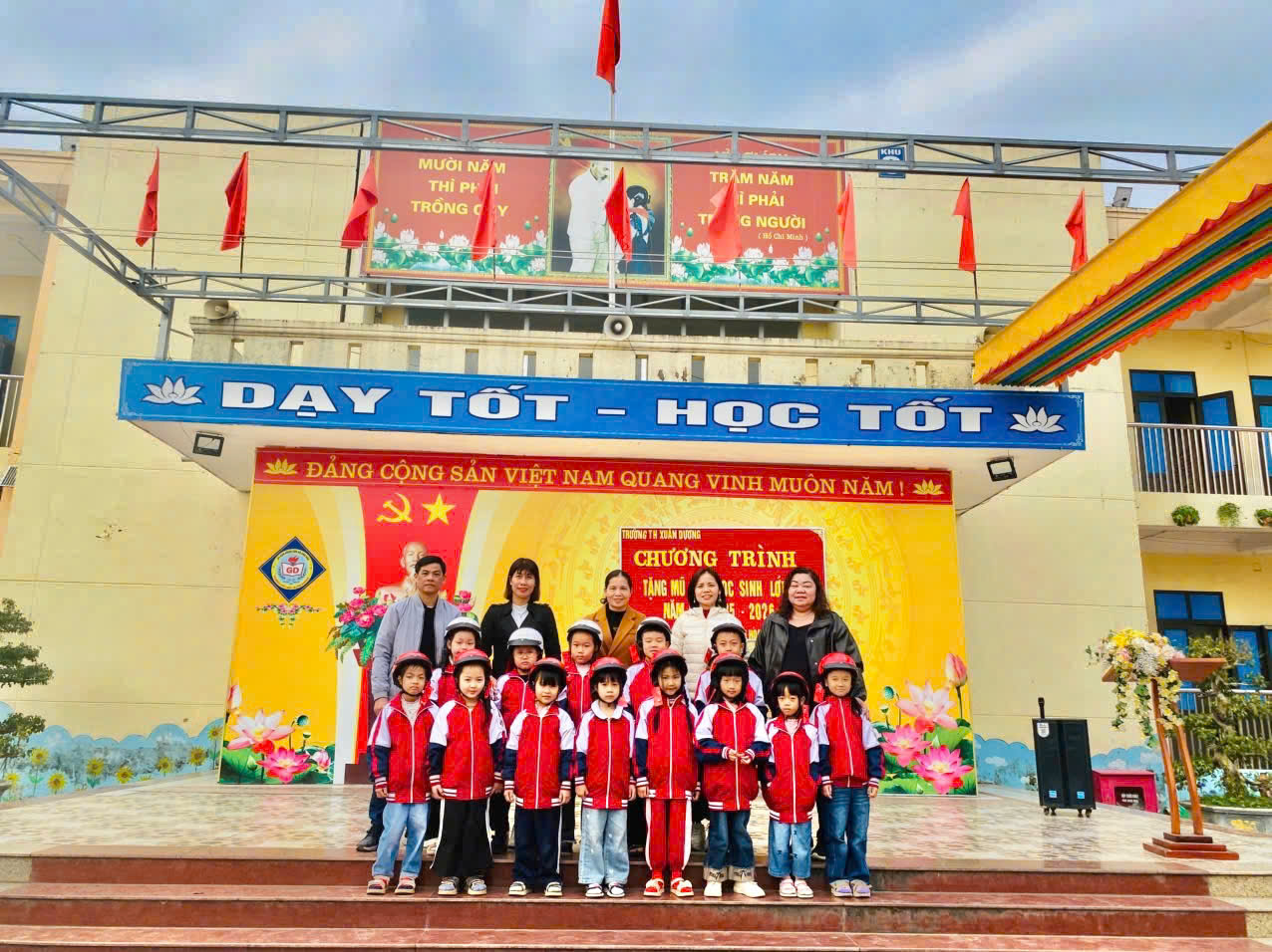 Bài tuyên truyền an toàn giao thông cho học sinh và tặng mũ bảo hiểm cho học sinh lớp 1